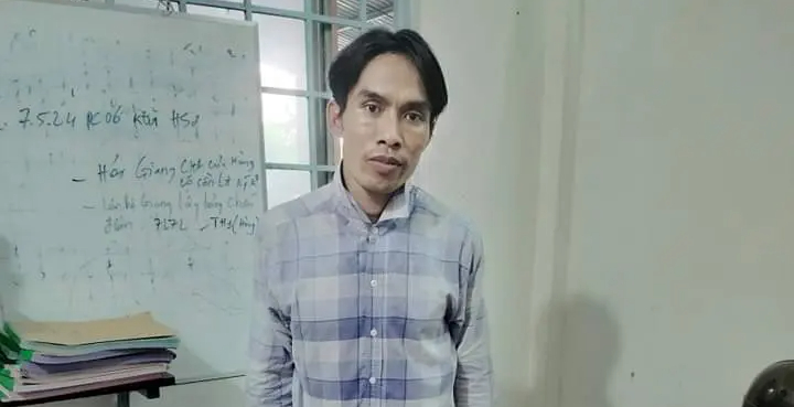 Vụ 2 thanh ni&ecirc;n giả c&ocirc;ng an cướp tiệm game: X&aacute;c định đối tượng dẫn đường- Ảnh 2.