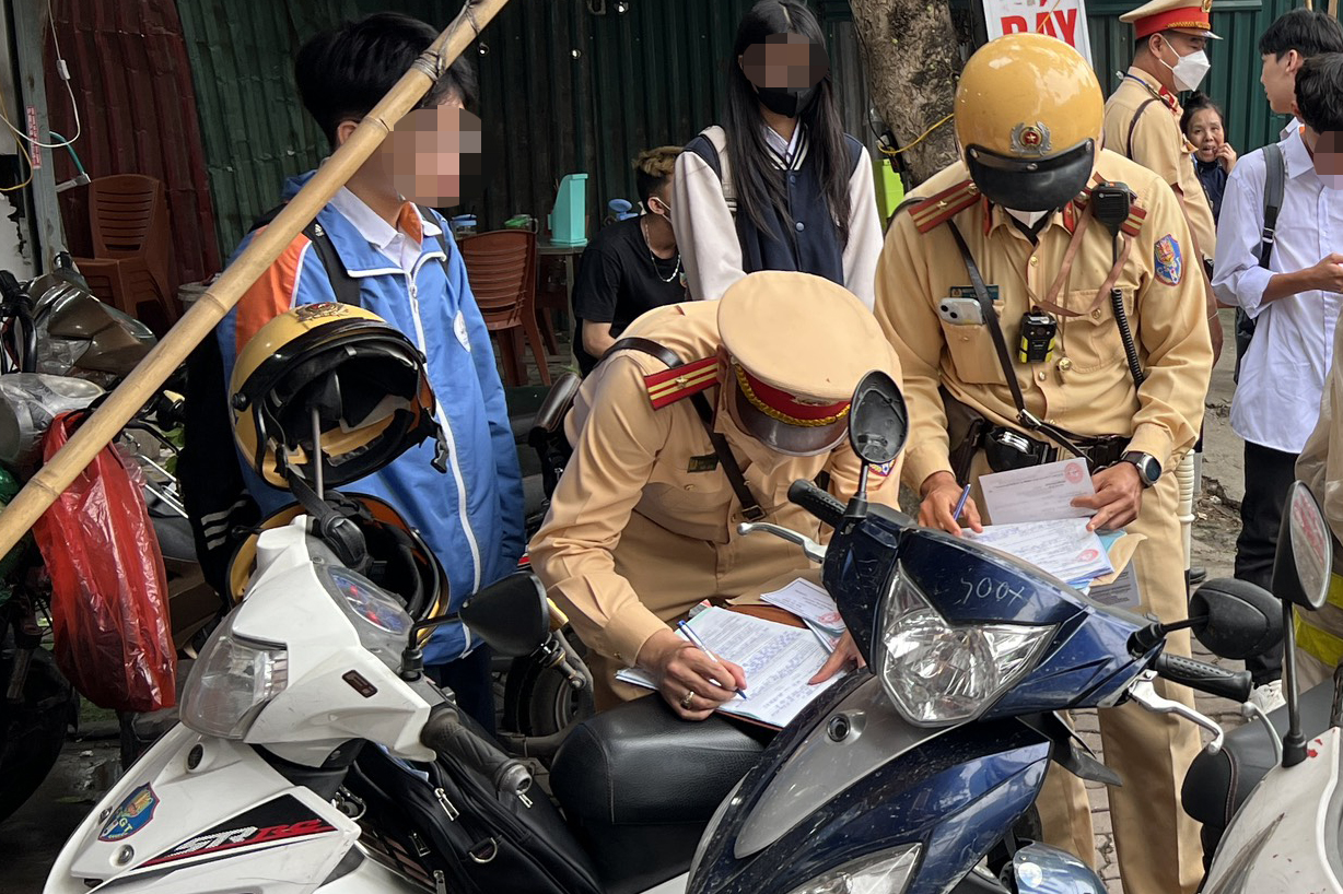 Bị CSGT bắt lỗi, học sinh ở Hà Nội khai gian tuổi để xin bỏ qua- Ảnh 1. Bị CSGT bắt lỗi, học sinh ở Hà Nội khai gian tuổi để xin bỏ qua- Ảnh 1.