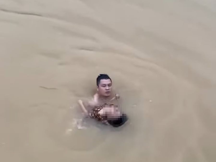 Đề nghị khen thưởng người đ&agrave;n &ocirc;ng lao xuống s&ocirc;ng cứu b&eacute; g&aacute;i bị đuối nước ở Quảng Trị- Ảnh 1.