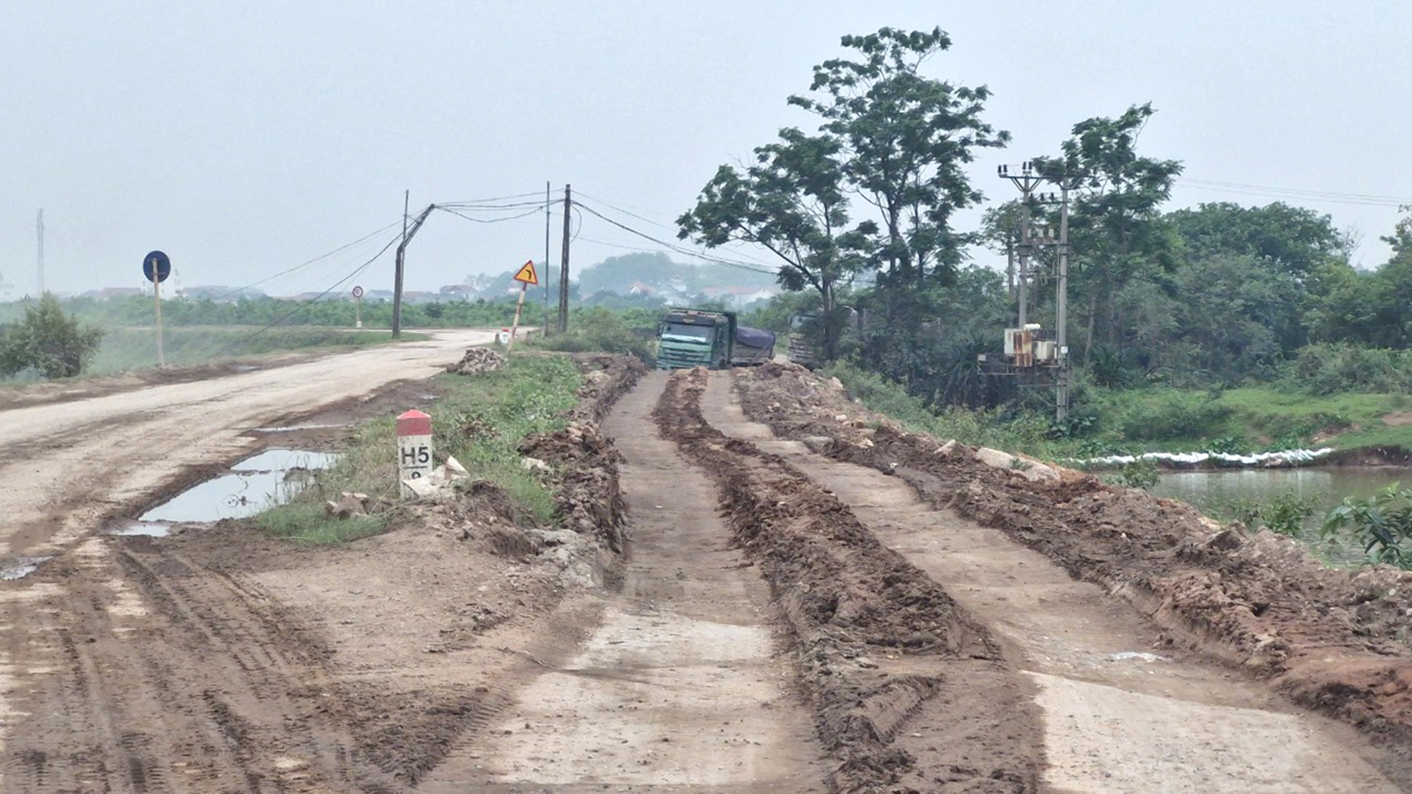 Bắc Ninh: B&aacute;o động mất ATGT ở tuyến đ&ecirc; dang dở cả chục năm- Ảnh 3.