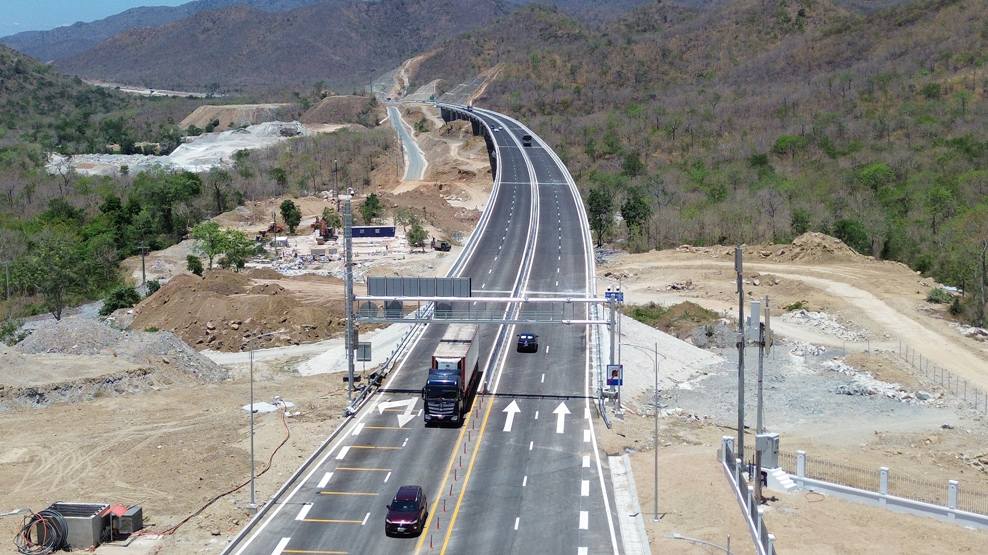 Cao tốc &ldquo;biến thời gian th&agrave;nh tiền bạc&rdquo;- Ảnh 1.