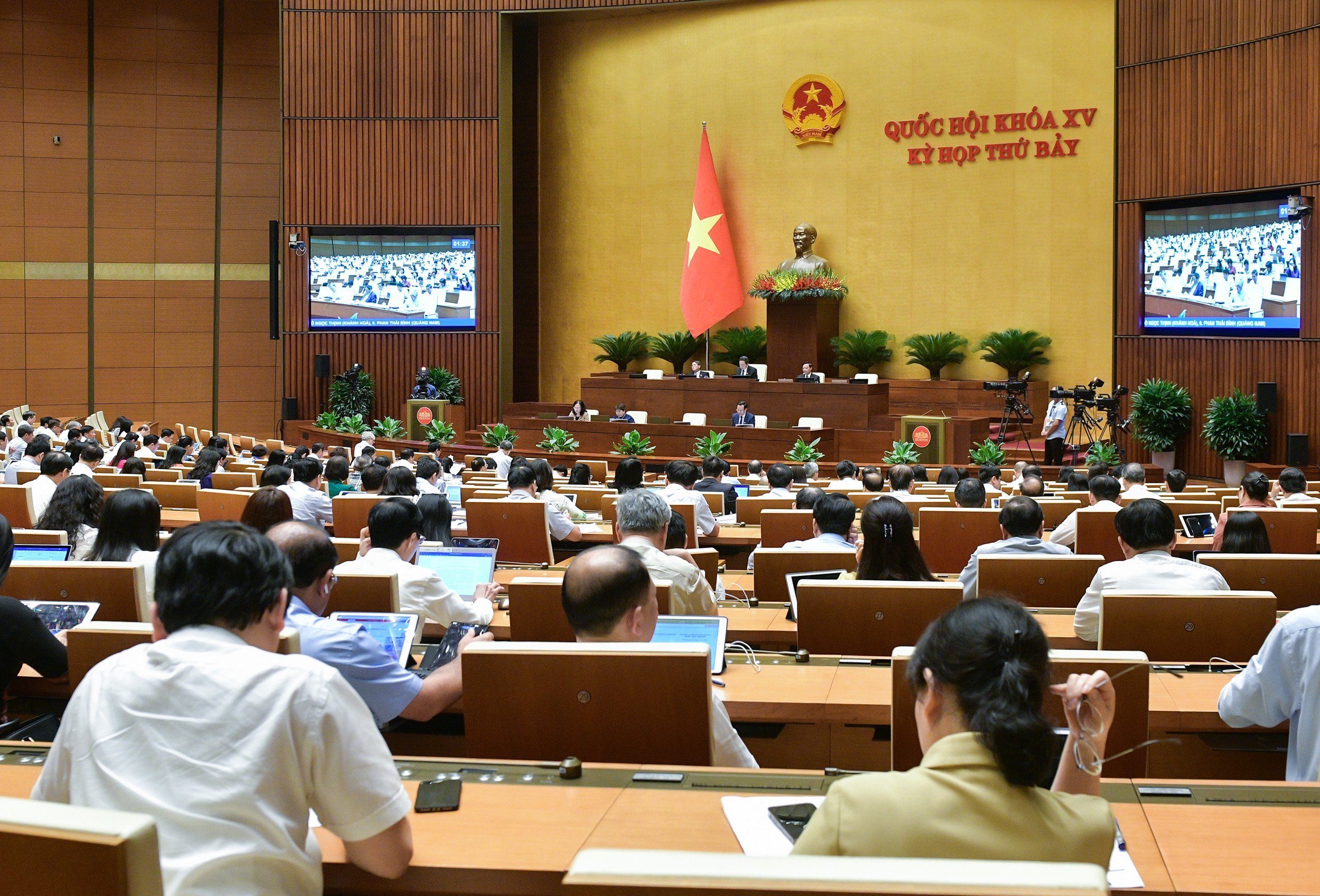 Người lao động s&aacute;ng l&agrave;m cho chủ n&agrave;y, tối l&agrave;m chủ kh&aacute;c, kh&oacute; bắt buộc đ&oacute;ng bảo hiểm- Ảnh 2.