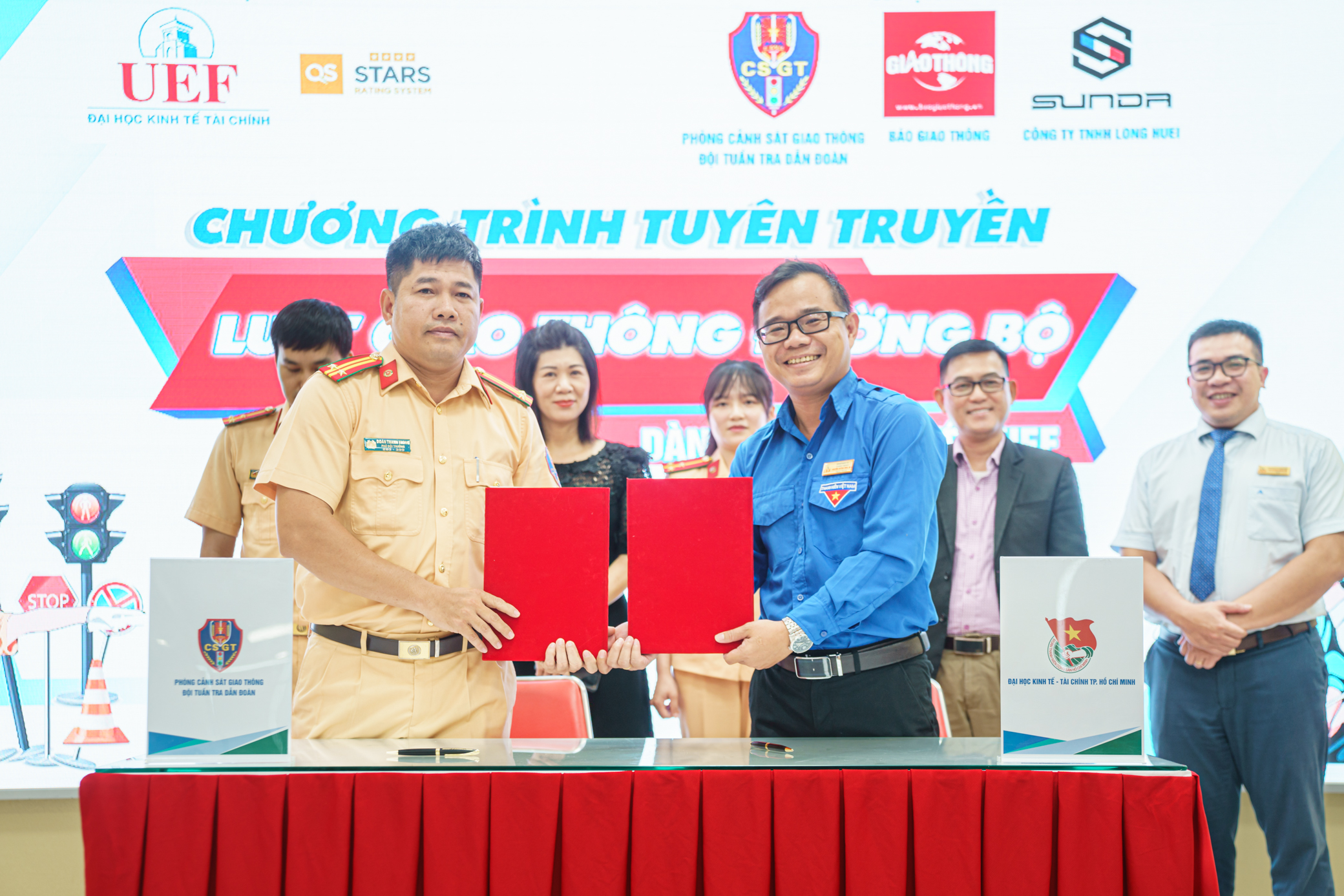 Hơn 500 sinh viên ký cam kết không vi phạm an toàn giao thông- Ảnh 12. Hơn 500 sinh viên ký cam kết không vi phạm an toàn giao thông- Ảnh 12.