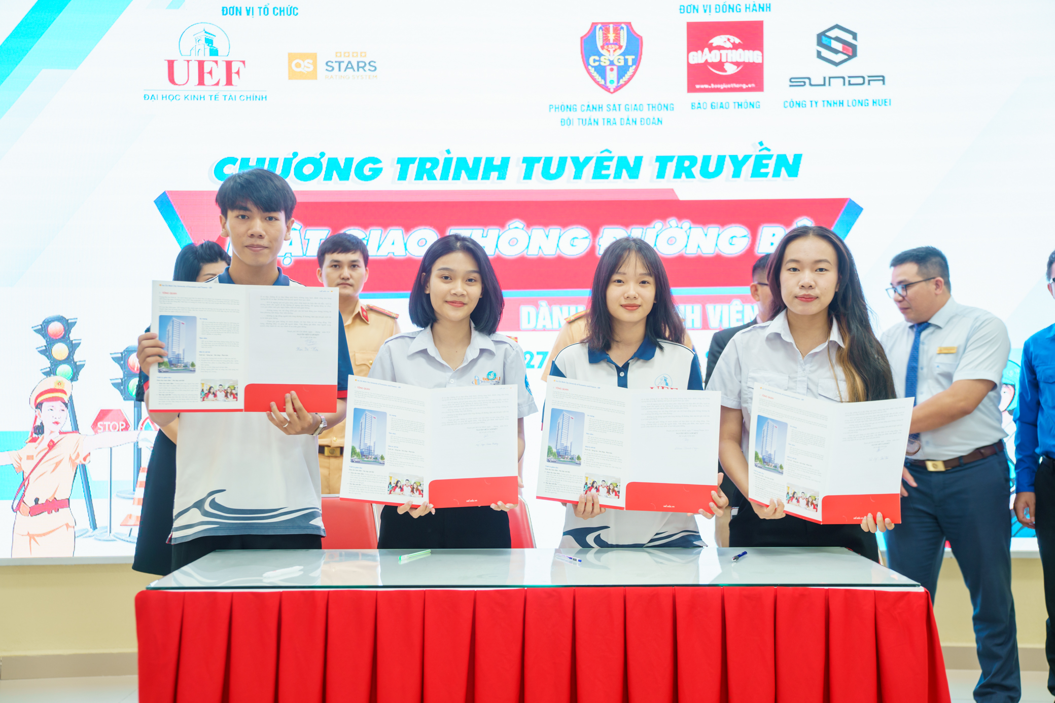 Hơn 500 sinh viên ký cam kết không vi phạm an toàn giao thông- Ảnh 13. Hơn 500 sinh viên ký cam kết không vi phạm an toàn giao thông- Ảnh 13.