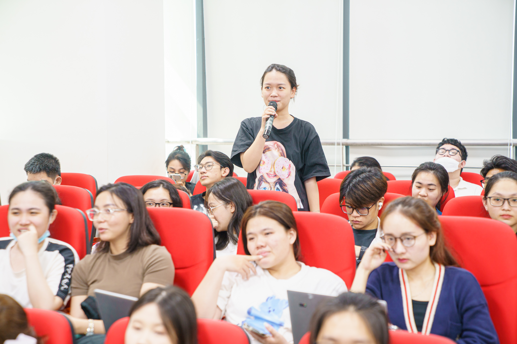 Hơn 500 sinh viên ký cam kết không vi phạm an toàn giao thông- Ảnh 6. Hơn 500 sinh viên ký cam kết không vi phạm an toàn giao thông- Ảnh 6.