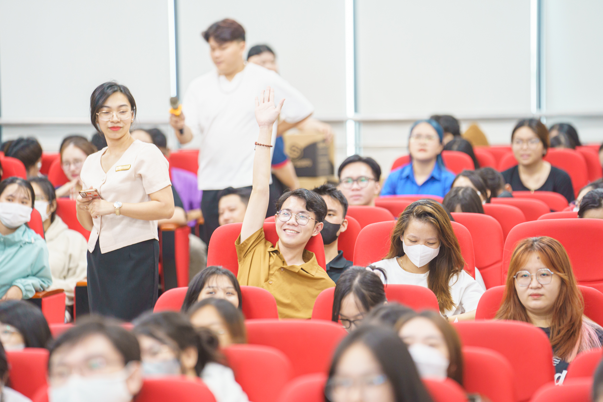 Hơn 500 sinh viên ký cam kết không vi phạm an toàn giao thông- Ảnh 9. Hơn 500 sinh viên ký cam kết không vi phạm an toàn giao thông- Ảnh 9.