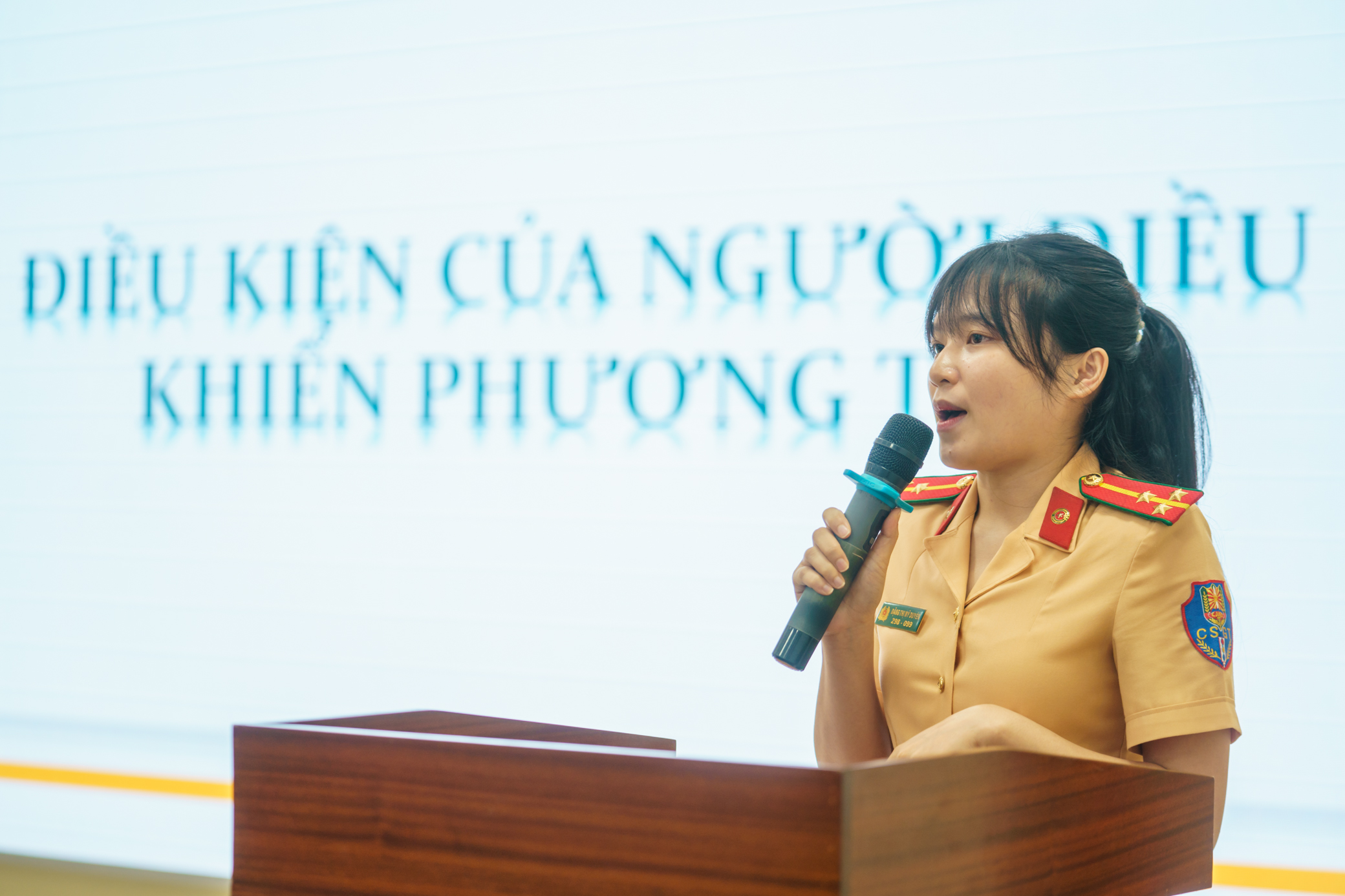 Hơn 500 sinh viên ký cam kết không vi phạm an toàn giao thông- Ảnh 4. Hơn 500 sinh viên ký cam kết không vi phạm an toàn giao thông- Ảnh 4.