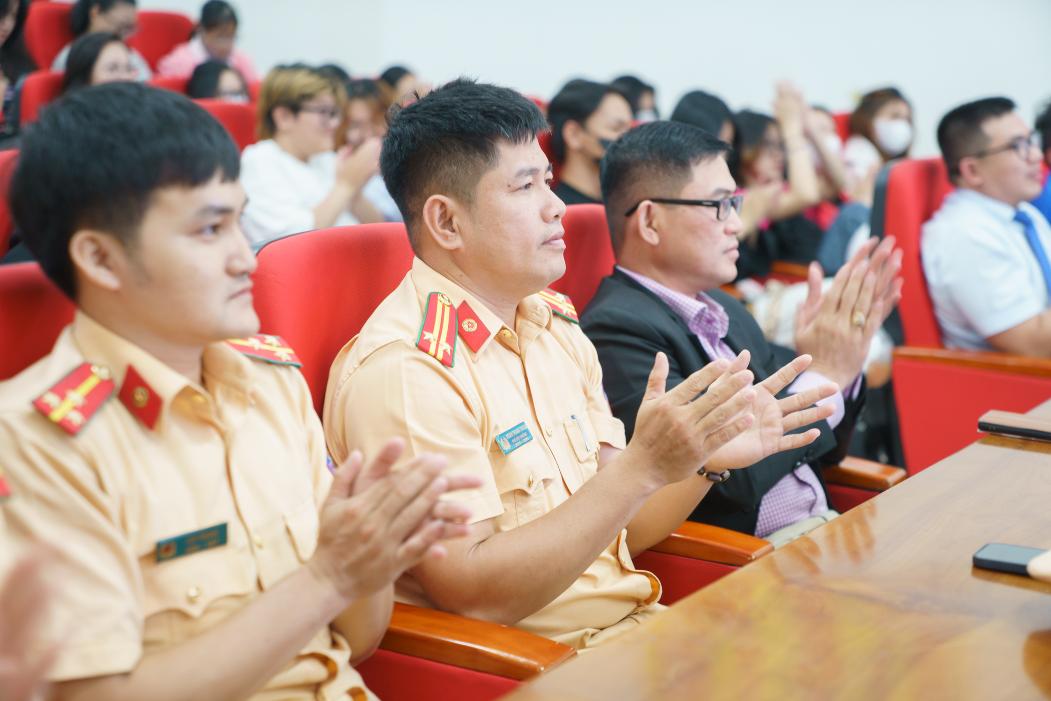 Hơn 500 sinh viên ký cam kết không vi phạm an toàn giao thông- Ảnh 2. Hơn 500 sinh viên ký cam kết không vi phạm an toàn giao thông- Ảnh 2.