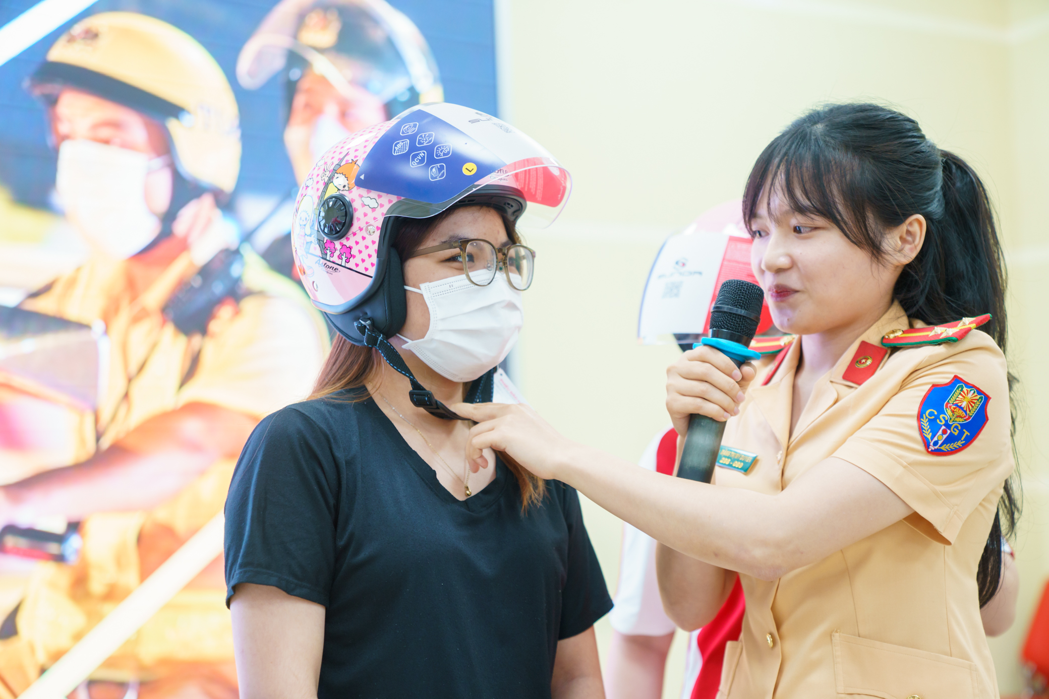 Hơn 500 sinh viên ký cam kết không vi phạm an toàn giao thông- Ảnh 8. Hơn 500 sinh viên ký cam kết không vi phạm an toàn giao thông- Ảnh 8.