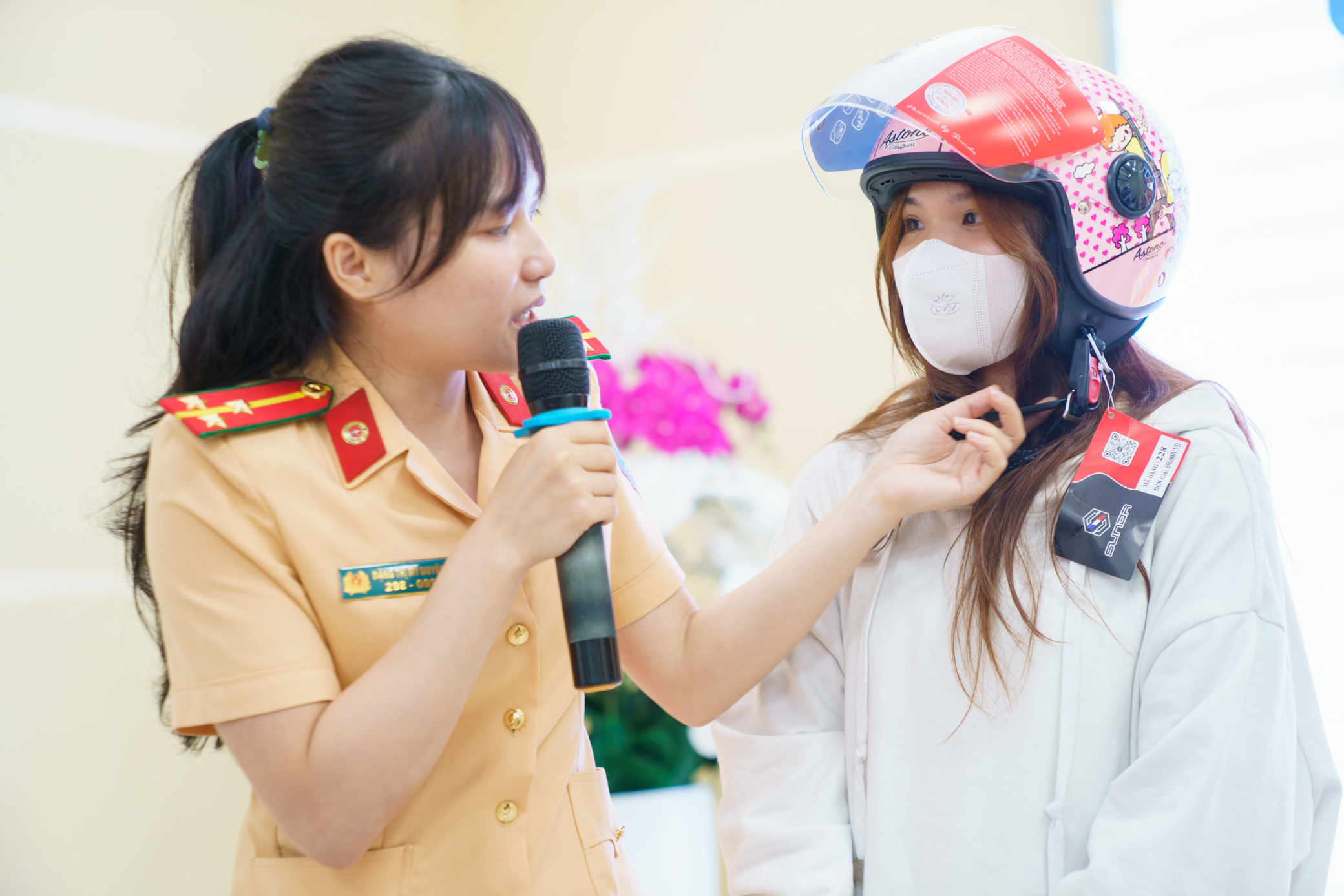 Hơn 500 sinh viên ký cam kết không vi phạm an toàn giao thông- Ảnh 7. Hơn 500 sinh viên ký cam kết không vi phạm an toàn giao thông- Ảnh 7.