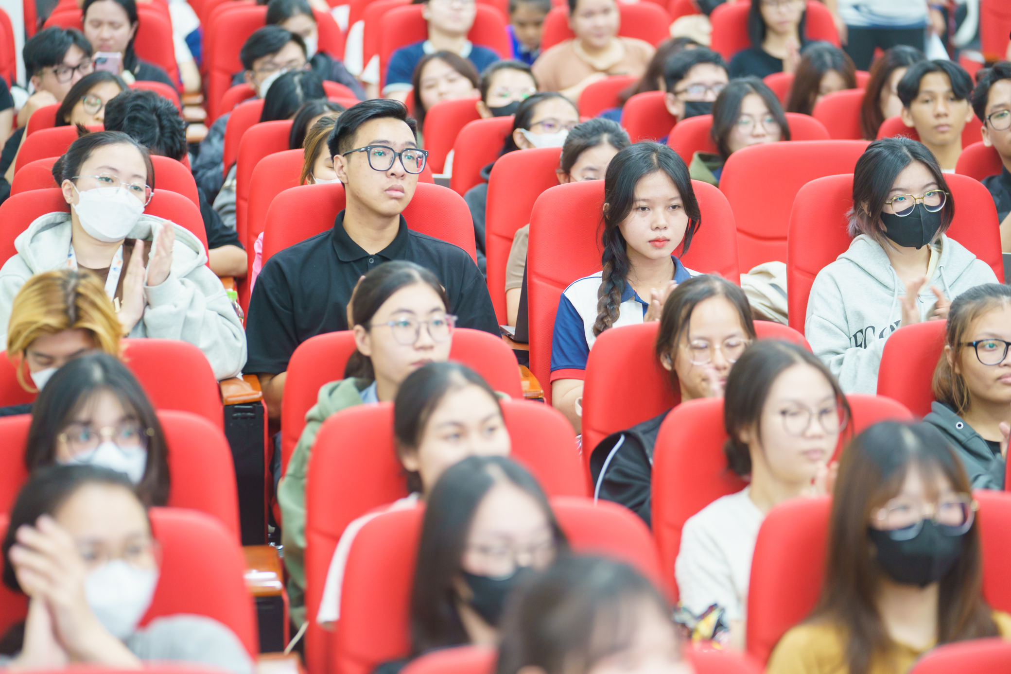 Hơn 500 sinh viên ký cam kết không vi phạm an toàn giao thông- Ảnh 11. Hơn 500 sinh viên ký cam kết không vi phạm an toàn giao thông- Ảnh 11.