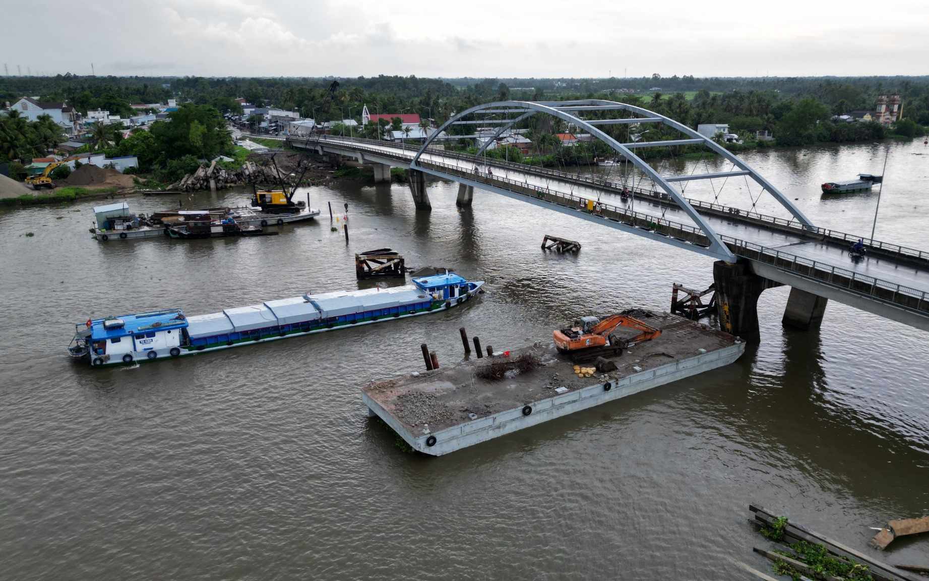 Sà lan va hỏng cầu Măng Thít: Điều chỉnh tải trọng xe được phép qua cầu- Ảnh 3. Sà lan va biến dạng nhiều thanh dầm cầu Măng Thít ở Vĩnh Long