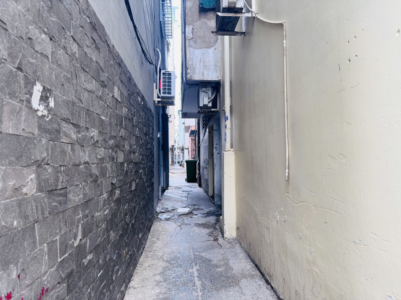 Hiểm họa r&igrave;nh rập trong c&aacute;c nh&agrave; trọ ở TP.HCM- Ảnh 1.