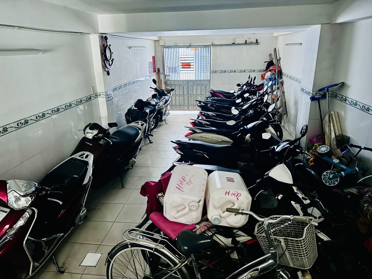 Hiểm họa r&igrave;nh rập trong c&aacute;c nh&agrave; trọ ở TP.HCM- Ảnh 2.