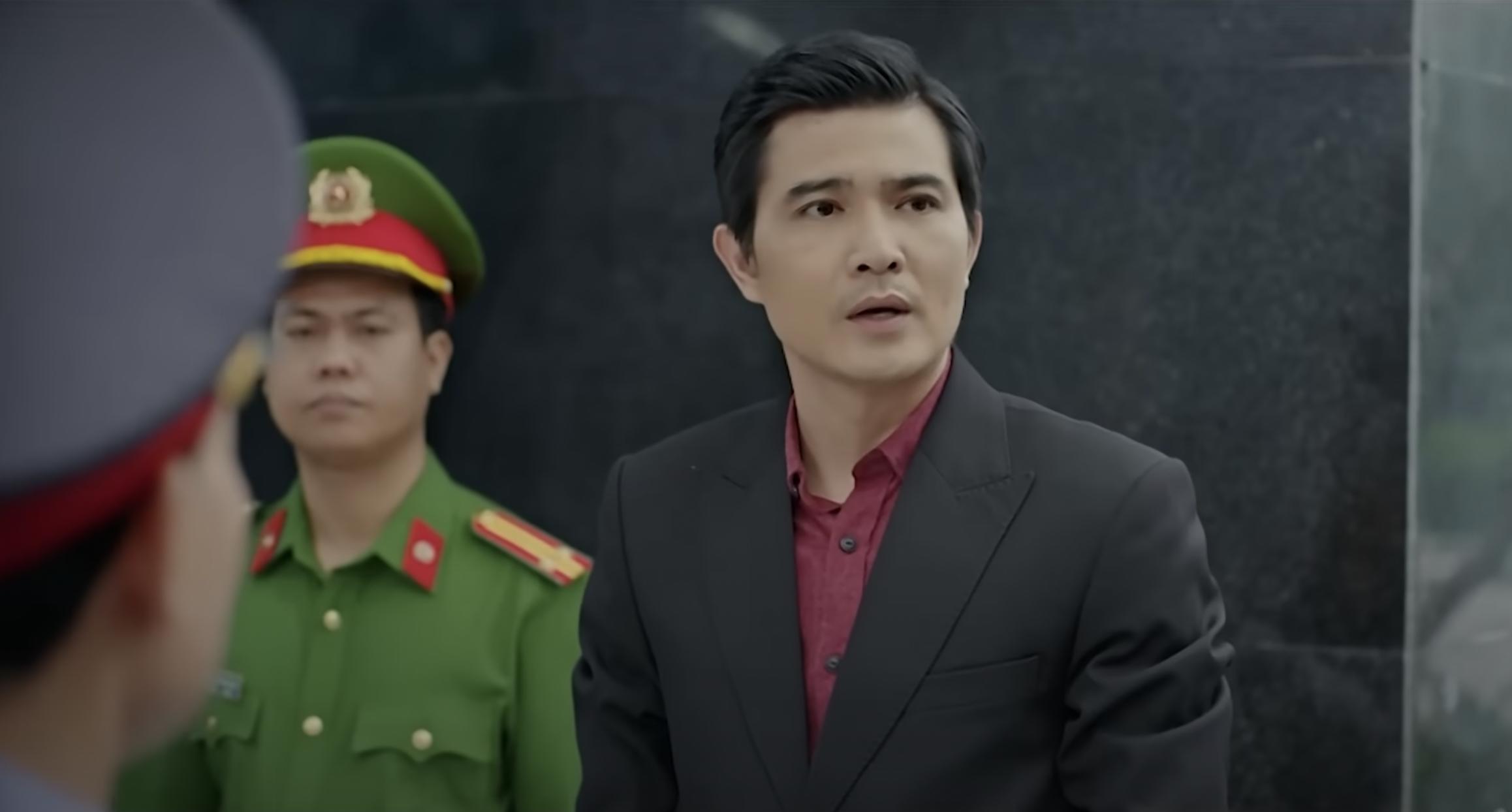 Nghĩa bị công an bắt ngay trước khi ra sân bay định cư. Nghĩa bị công an bắt ngay trước khi ra sân bay định cư.