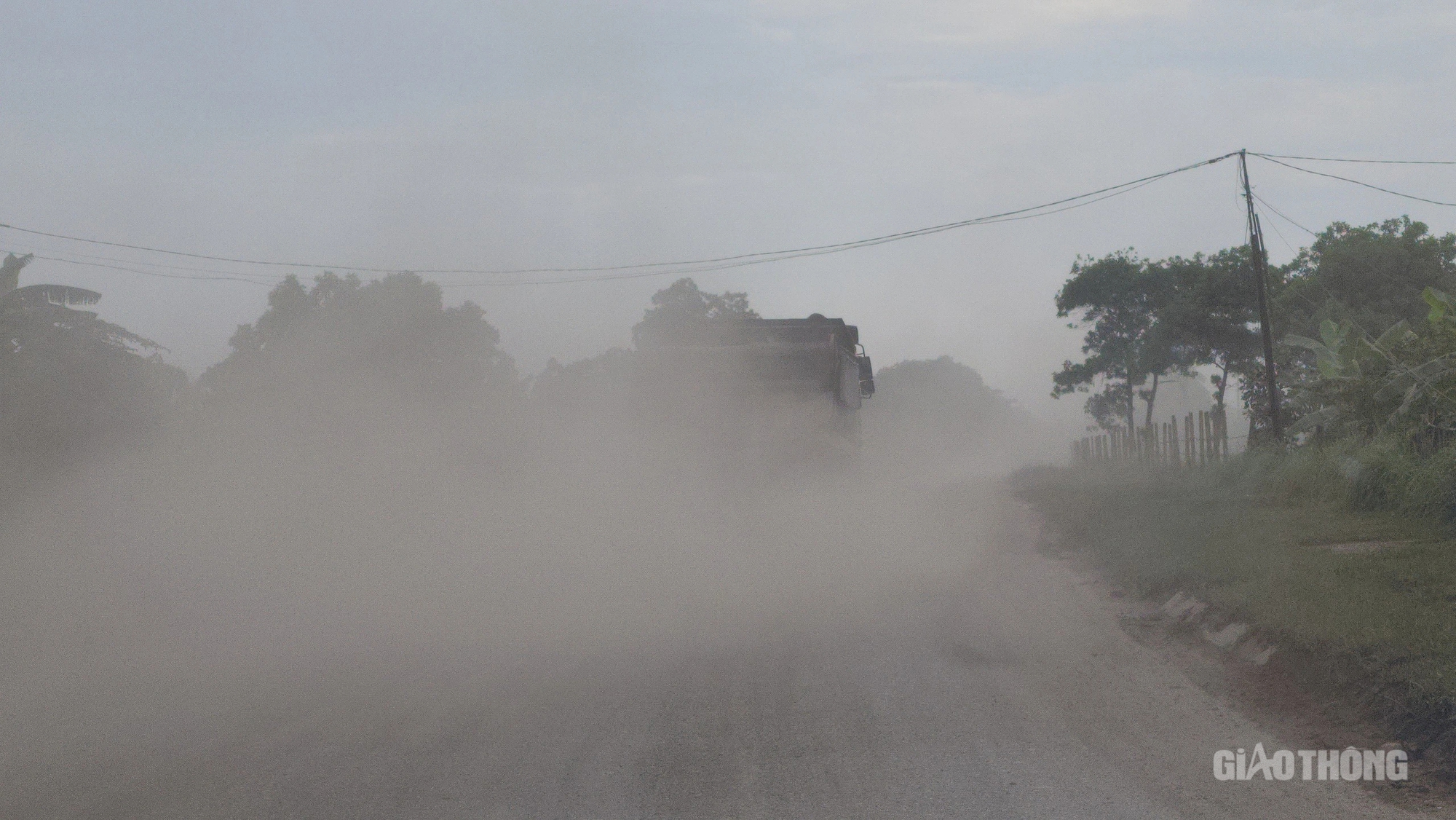 Ph&uacute; Thọ: Người tham gia giao th&ocirc;ng bất an v&igrave; bụi m&ugrave; mịt- Ảnh 1.