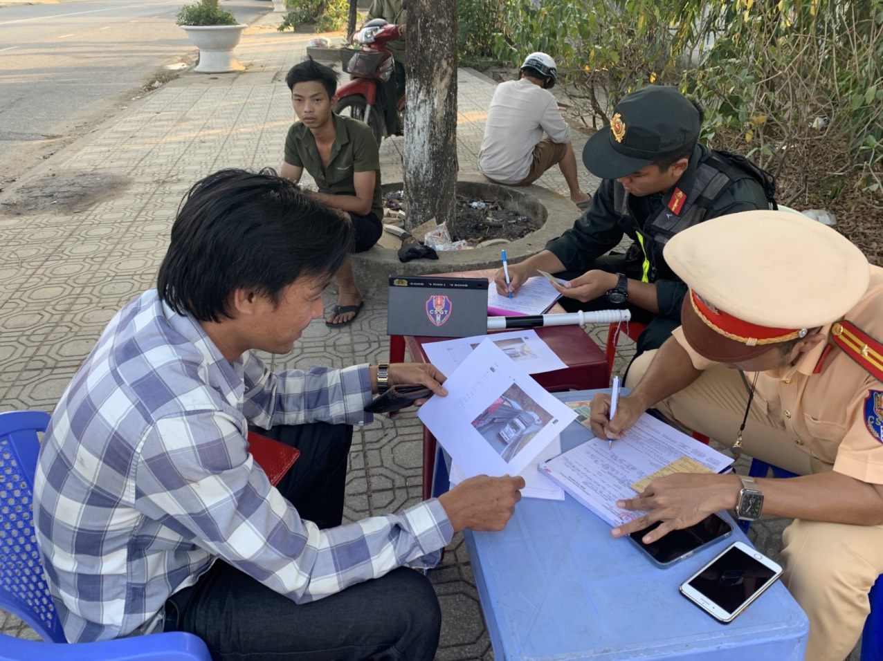L&acirc;m Đồng y&ecirc;u cầu chủ tịch UBND huyện, th&agrave;nh phố nghi&ecirc;m t&uacute;c kiểm điểm v&igrave; để TNGT tăng- Ảnh 1.