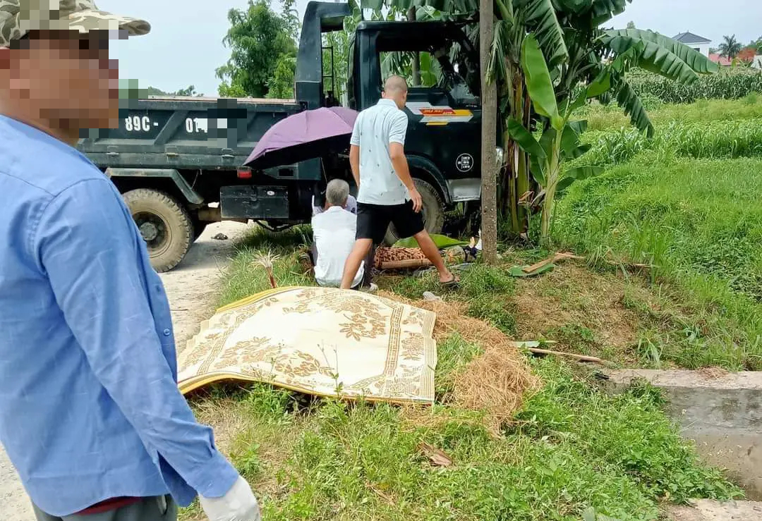 Va chạm với xe tải, chồng tử vong, vợ bị thương- Ảnh 1.