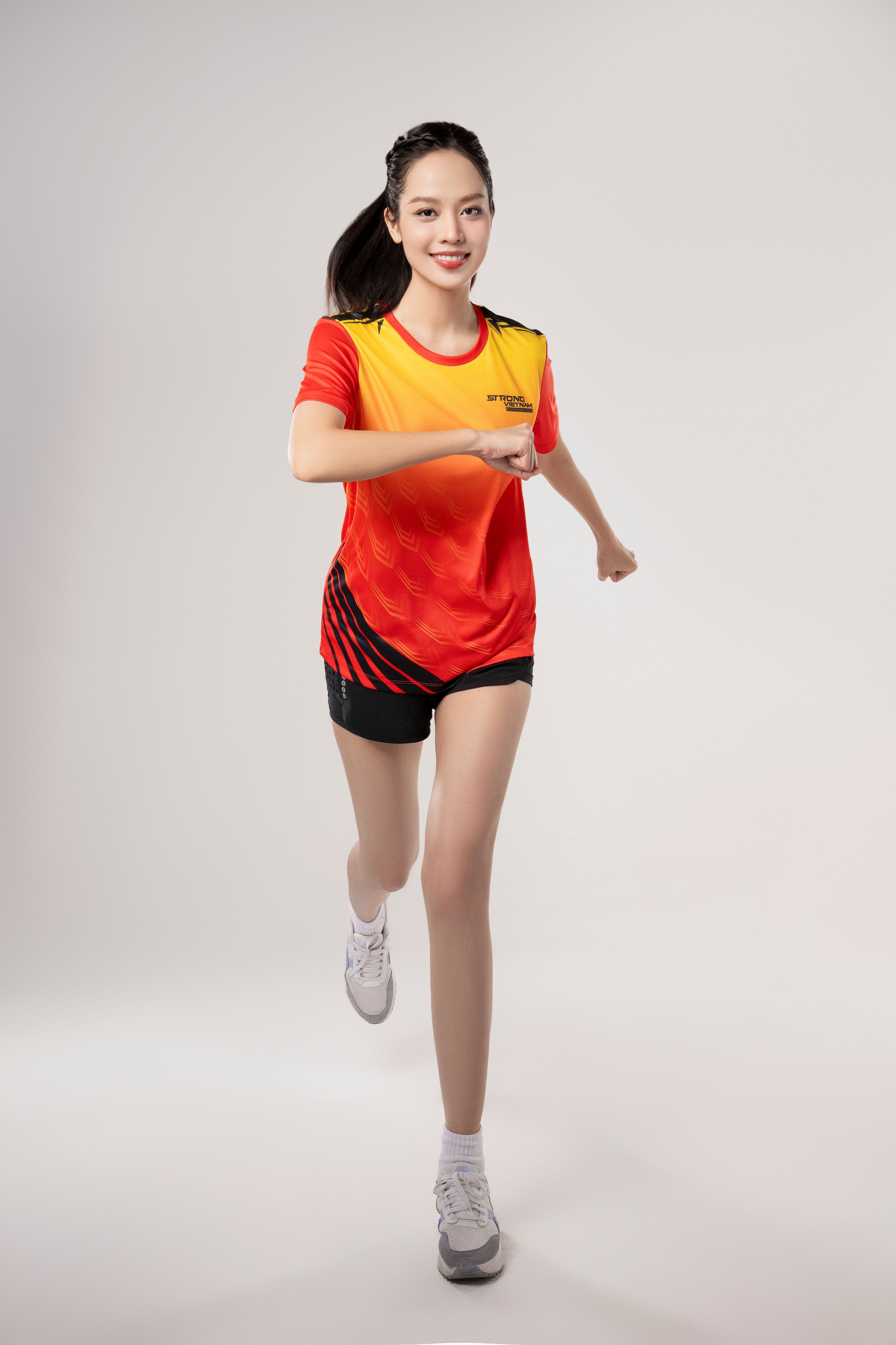 Hoa hậu &Yacute; Nhi về nước để tham gia giải chạy với 20 n&agrave;ng hậu- Ảnh 2.
