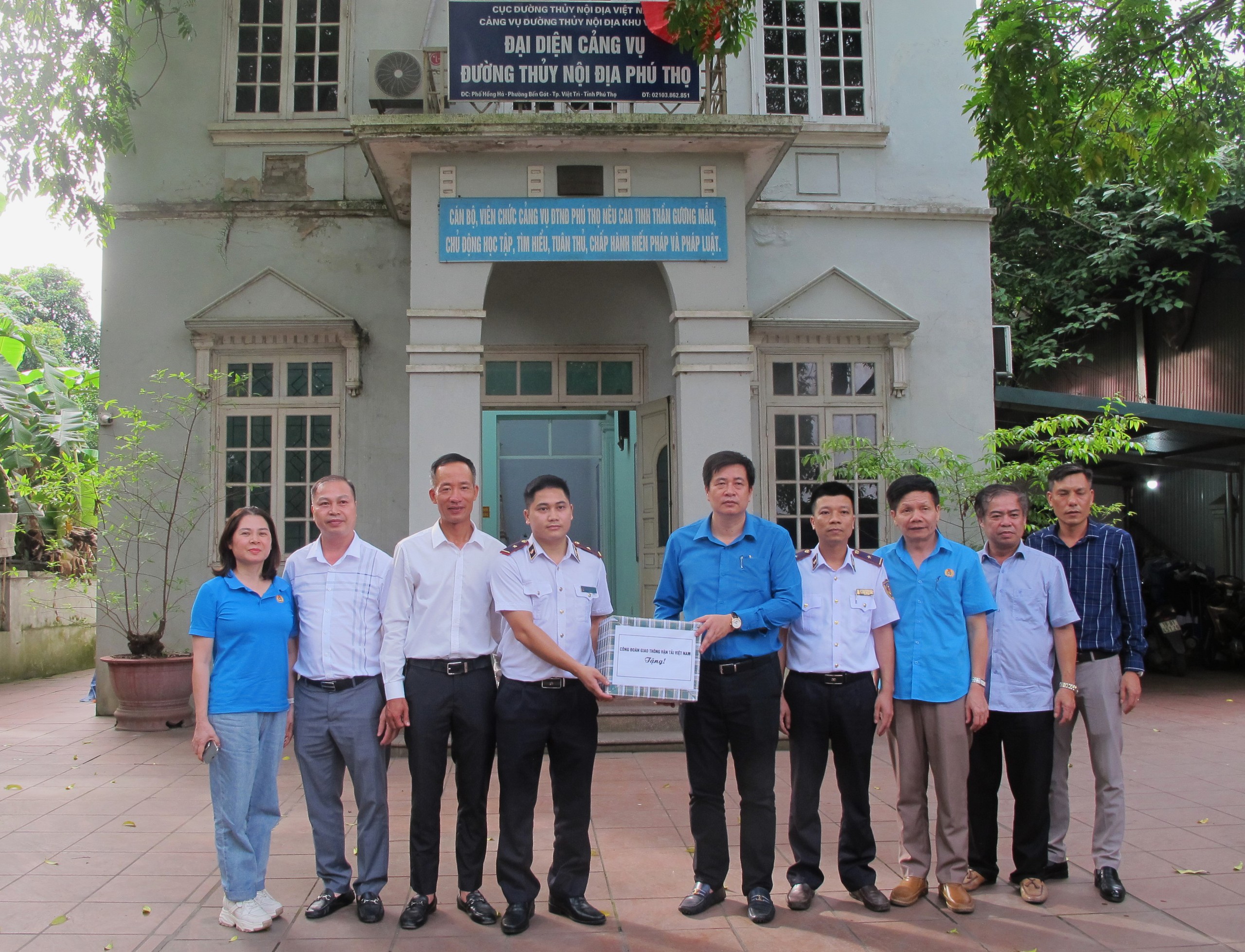C&ocirc;ng đo&agrave;n GTVT Việt Nam tặng qu&agrave; cho người lao động nh&acirc;n Th&aacute;ng C&ocirc;ng nh&acirc;n- Ảnh 4.