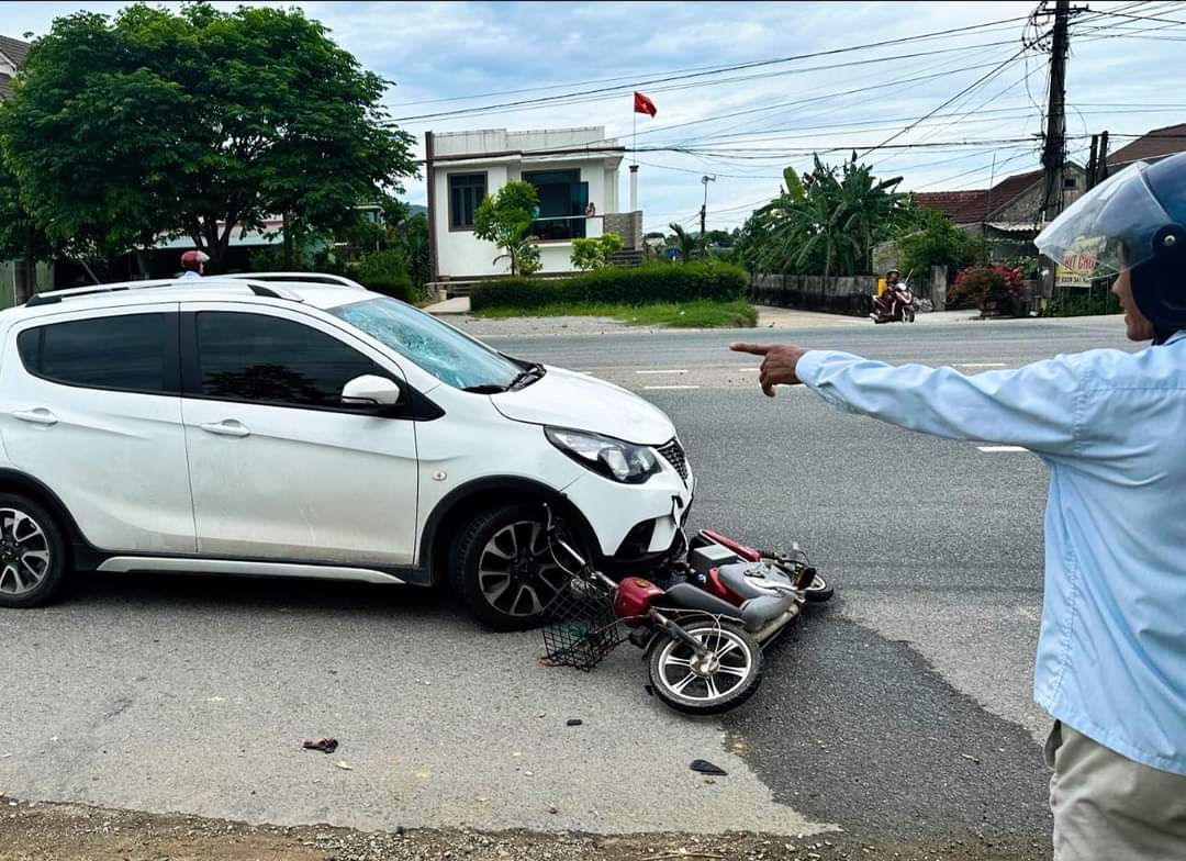Va chạm với &ocirc; t&ocirc; 5 chỗ, cụ &ocirc;ng đi xe đạp điện tử vong- Ảnh 1.