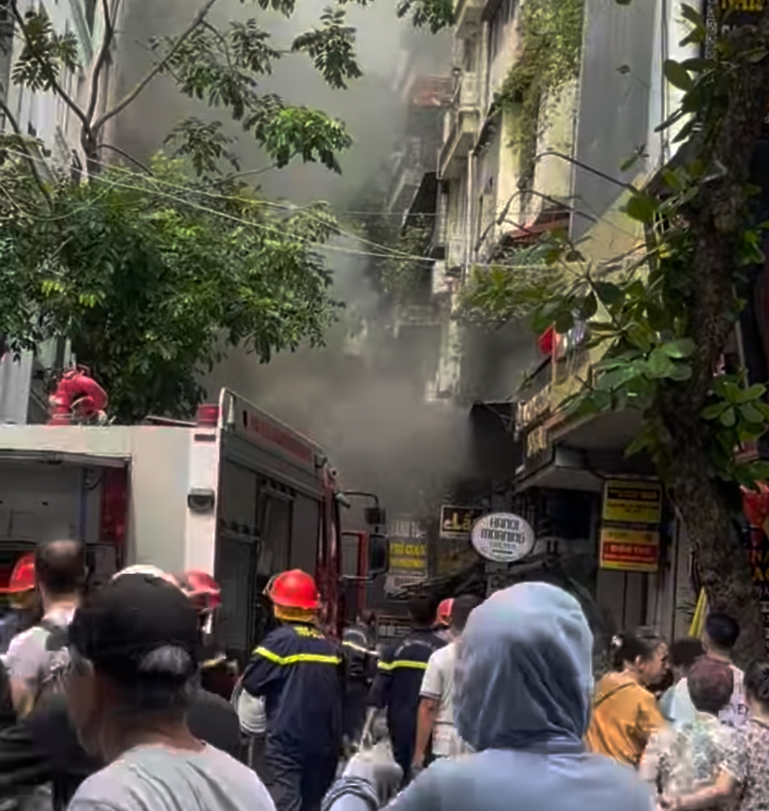 Ch&aacute;y qu&aacute;n ăn phố cổ H&agrave; Nội, kh&oacute;i đen cuồn cuộn- Ảnh 1.