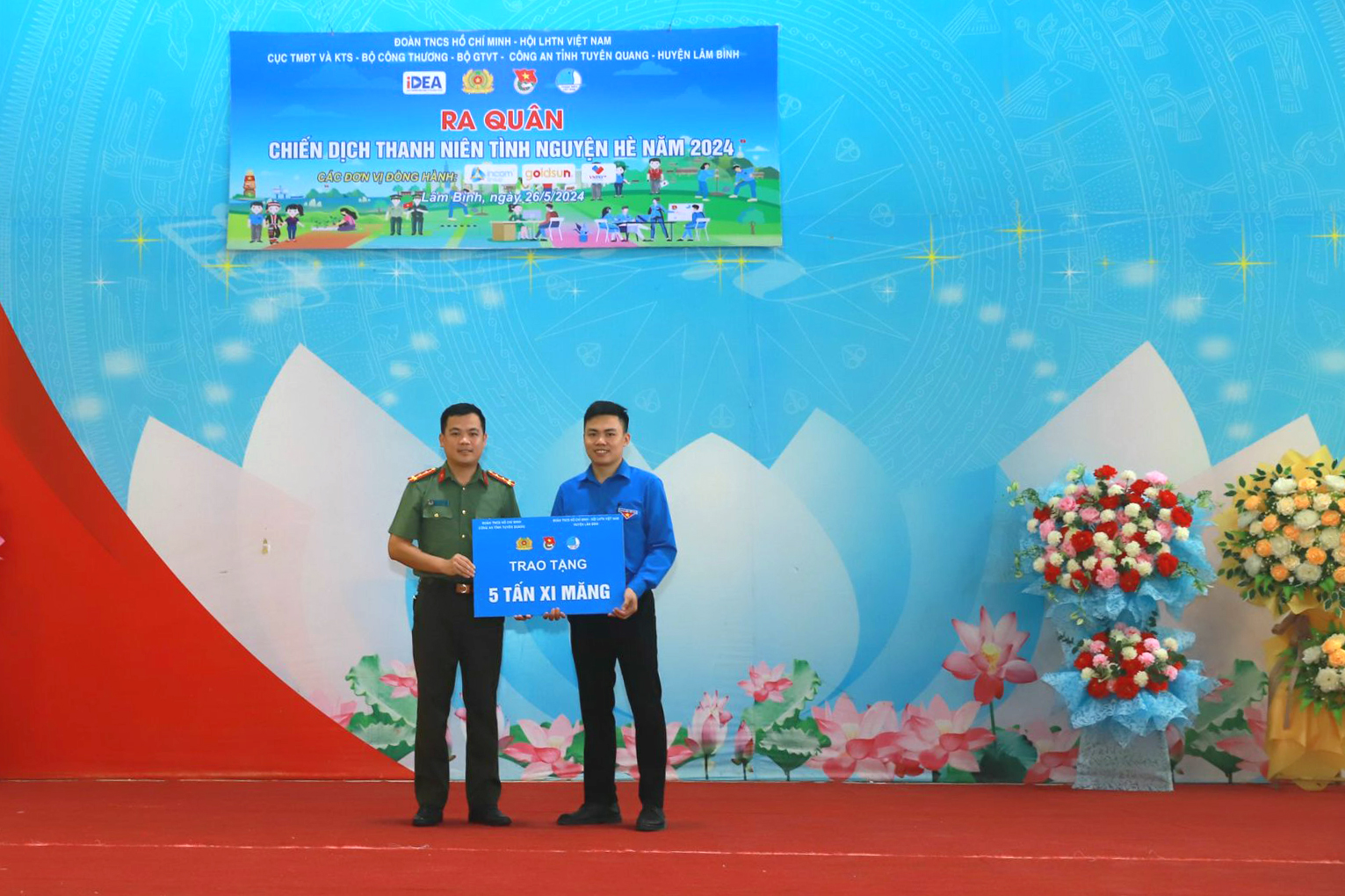 Đo&agrave;n Thanh ni&ecirc;n Bộ GTVT thắp s&aacute;ng đường qu&ecirc; tại Tuy&ecirc;n Quang bằng điện năng lượng mặt trời- Ảnh 1.