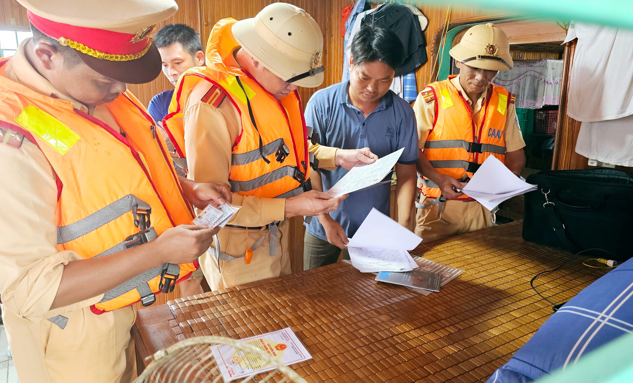 Ph&uacute; Thọ: Xử l&yacute; nghi&ecirc;m c&aacute;c vi phạm về giao th&ocirc;ng đường thủy nội địa- Ảnh 1.
