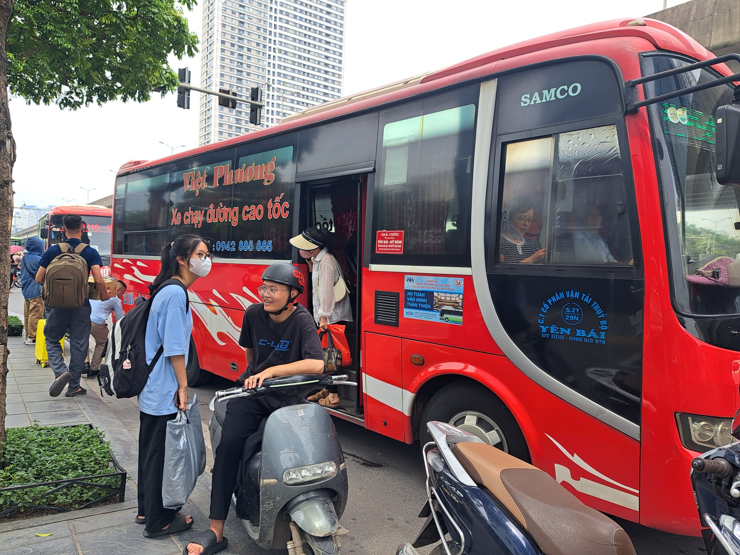 Xe d&ugrave;, bến c&oacute;c vẫn bủa v&acirc;y bến xe Mỹ Đ&igrave;nh- Ảnh 1.