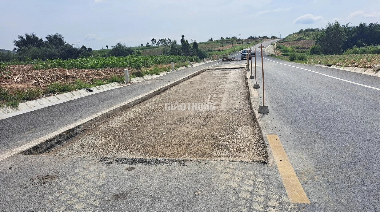 Khắc phục xong điểm nước ngầm tr&ecirc;n QL19 đoạn tuyến tr&aacute;nh An Kh&ecirc;- Ảnh 1.