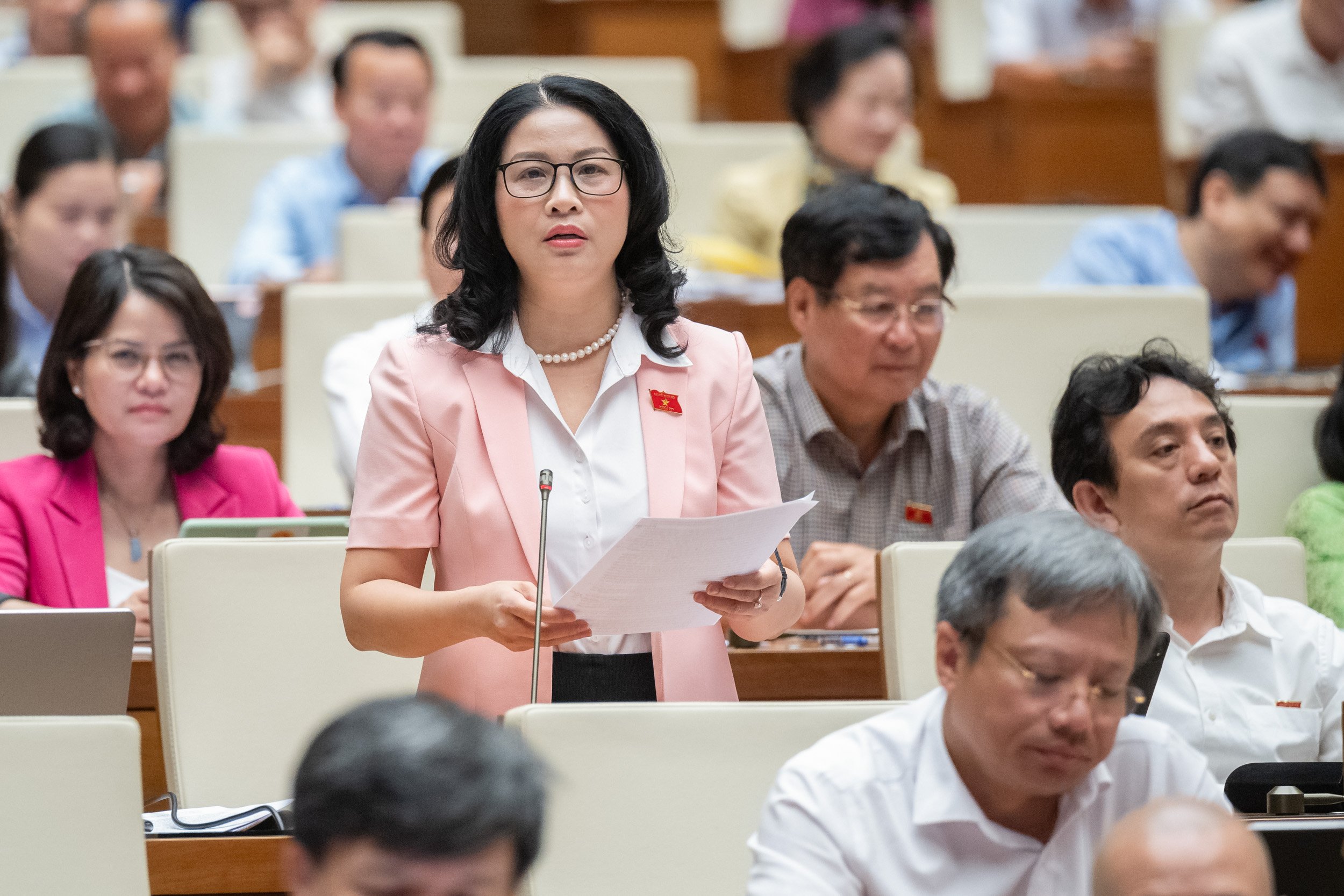 ĐBQH đ&aacute;nh gi&aacute; cao tinh thần "l&agrave;m ng&agrave;y kh&ocirc;ng đủ, tranh thủ l&agrave;m đ&ecirc;m" trong x&acirc;y dựng hạ tầng- Ảnh 1.