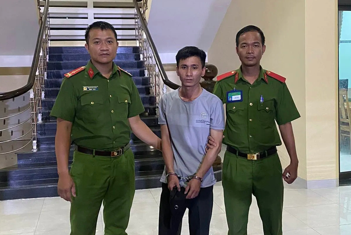 Bắt nghi can mang 5 &aacute;n t&ugrave; đang bị 2 cơ quan c&ocirc;ng an truy n&atilde;- Ảnh 1.