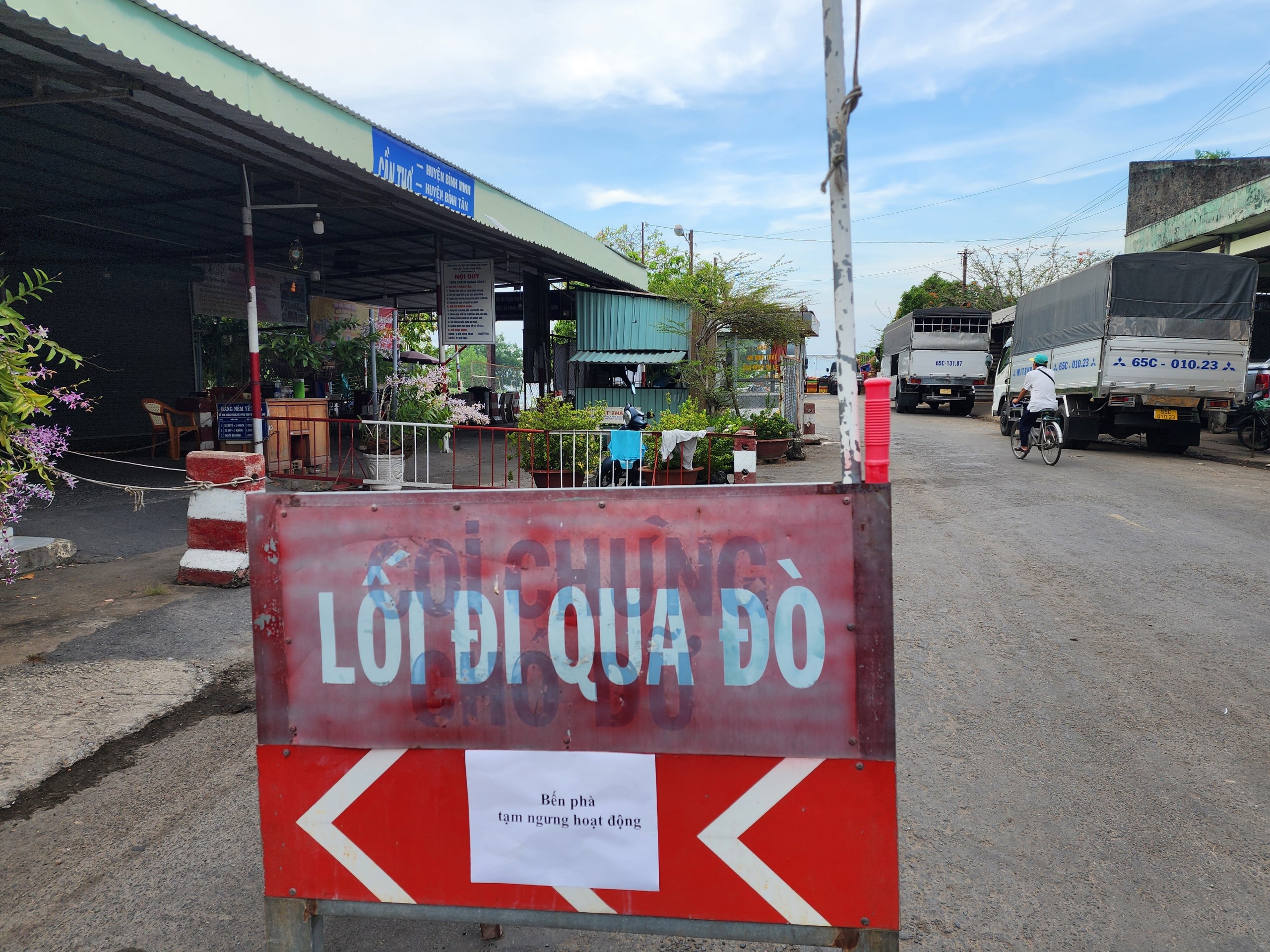 V&igrave; sao bến đ&ograve; ngang s&ocirc;ng Hậu phải dừng hoạt động?- Ảnh 1.