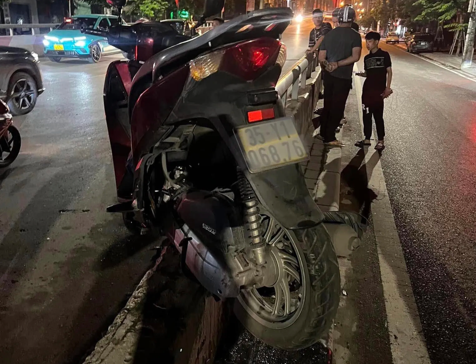 Lao xe m&aacute;y l&ecirc;n th&agrave;nh cầu, nam thanh ni&ecirc;n bị đứt rời b&agrave;n ch&acirc;n- Ảnh 1.