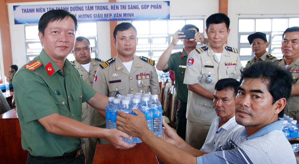 C&ocirc;ng an tỉnh Kandal v&agrave; An Giang tặng nước cho người d&acirc;n v&ugrave;ng hạn, mặn- Ảnh 2.