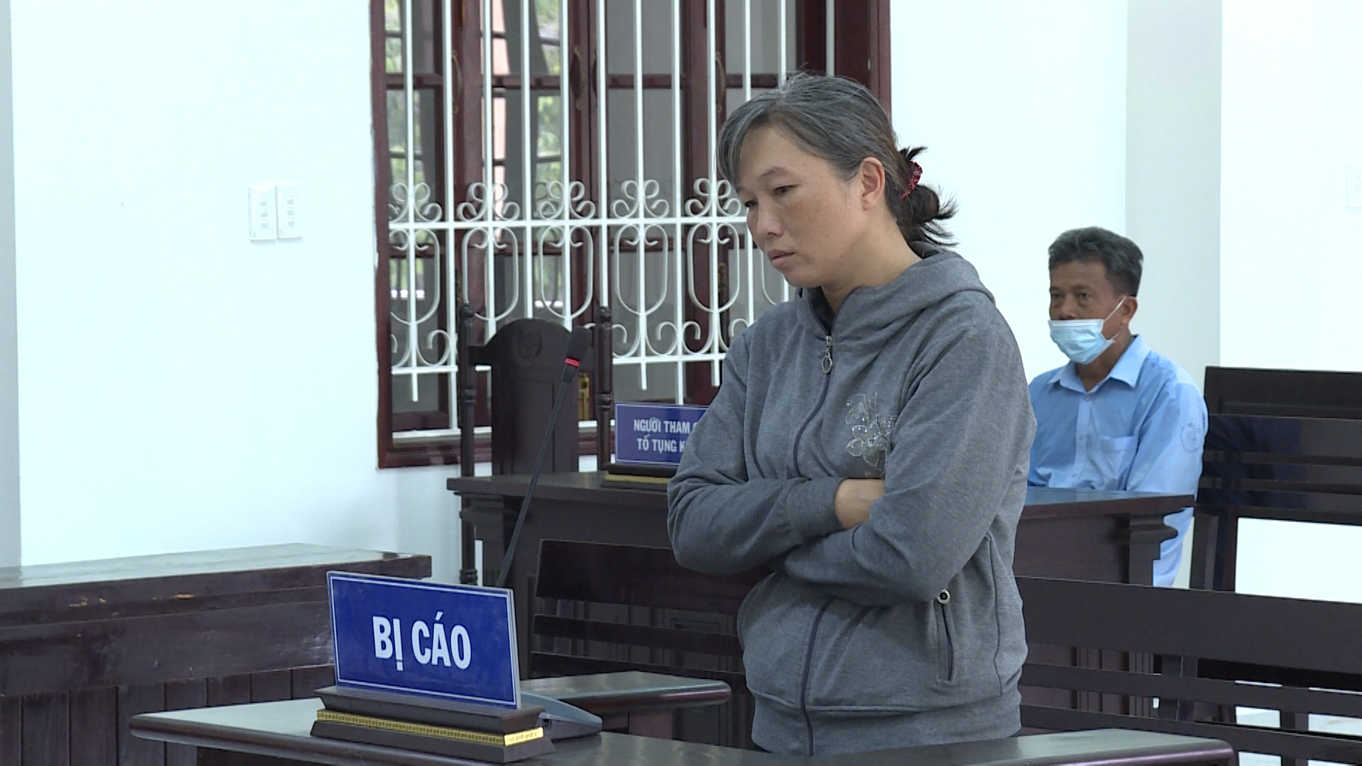 Nữ nh&acirc;n vi&ecirc;n c&ocirc;ng ty viễn th&ocirc;ng lừa đảo 2,1 tỷ đồng để trả nợ- Ảnh 1.