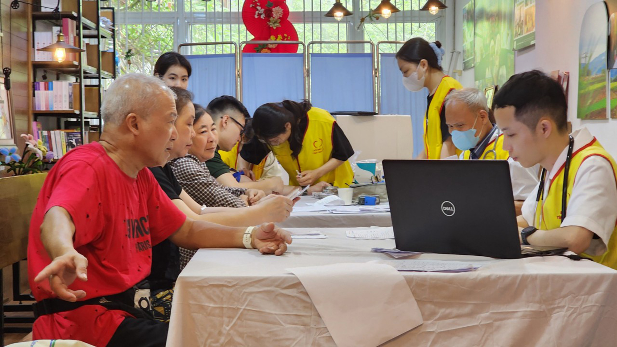 Ph&ograve;ng kh&aacute;m 0 đồng trong qu&aacute;n c&agrave; ph&ecirc; ở H&agrave; Nội- Ảnh 2.
