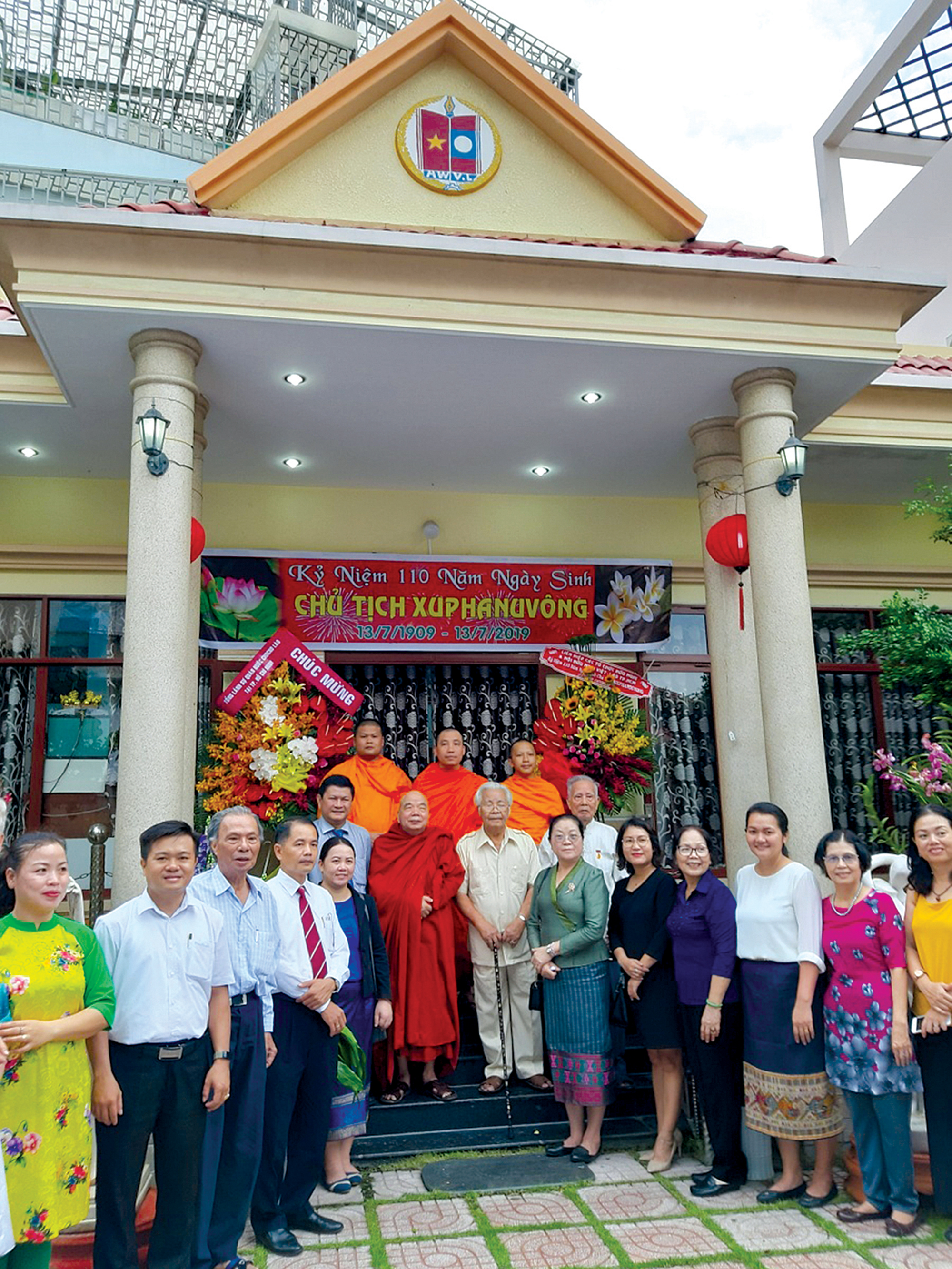 Cuộc đời cầm b&uacute;t của con nu&ocirc;i cố Chủ tịch L&agrave;o- Ảnh 2.