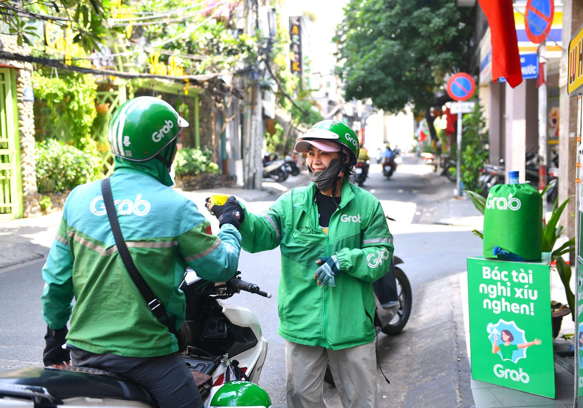 Grab tiếp nước t&agrave;i xế c&ocirc;ng nghệ m&ugrave;a nắng n&oacute;ng- Ảnh 2.