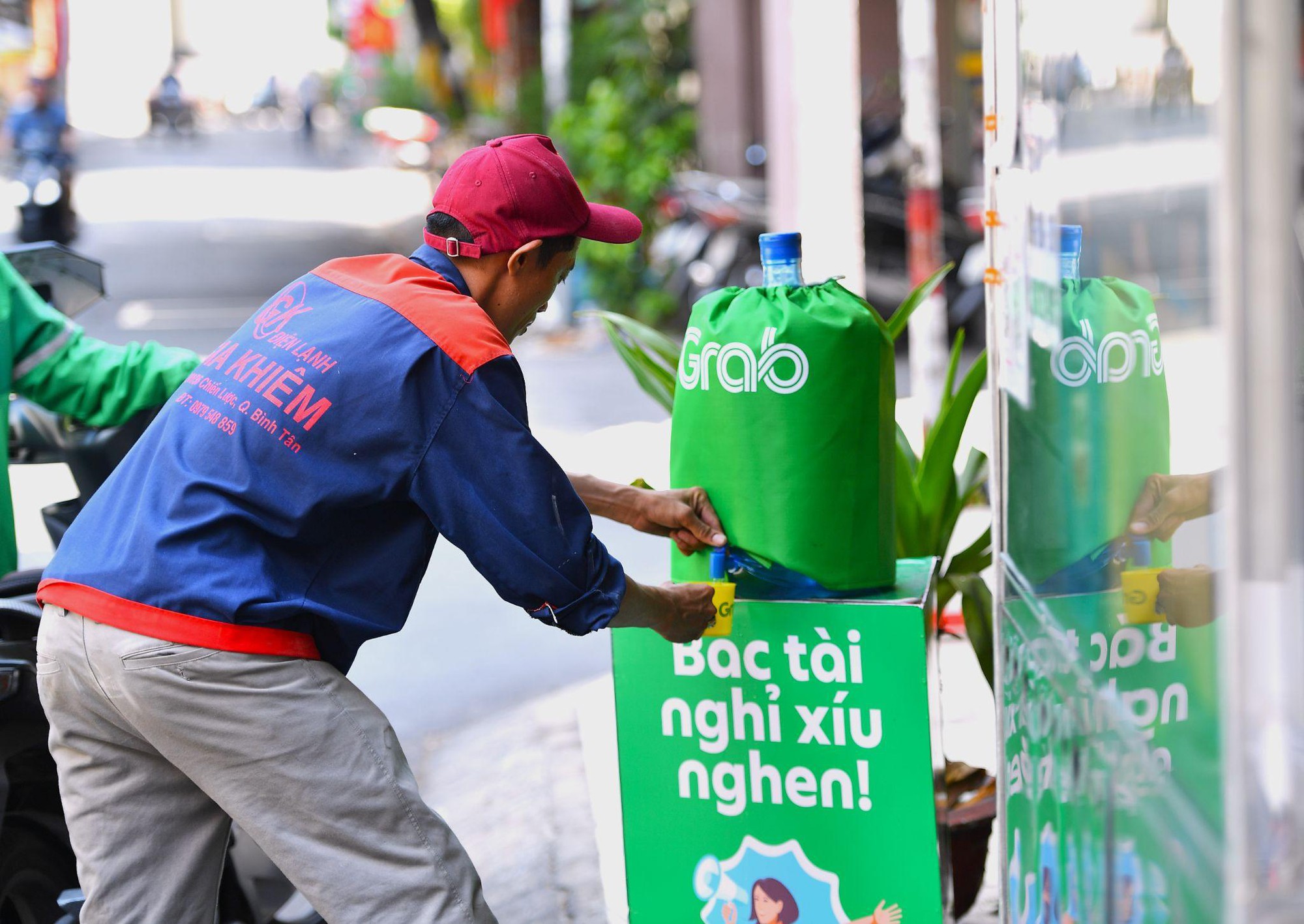 Grab tiếp nước t&agrave;i xế c&ocirc;ng nghệ m&ugrave;a nắng n&oacute;ng- Ảnh 4.