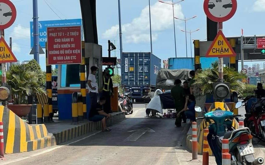 Nh&acirc;n vi&ecirc;n trạm thu ph&iacute; bị xe container c&aacute;n tử vong