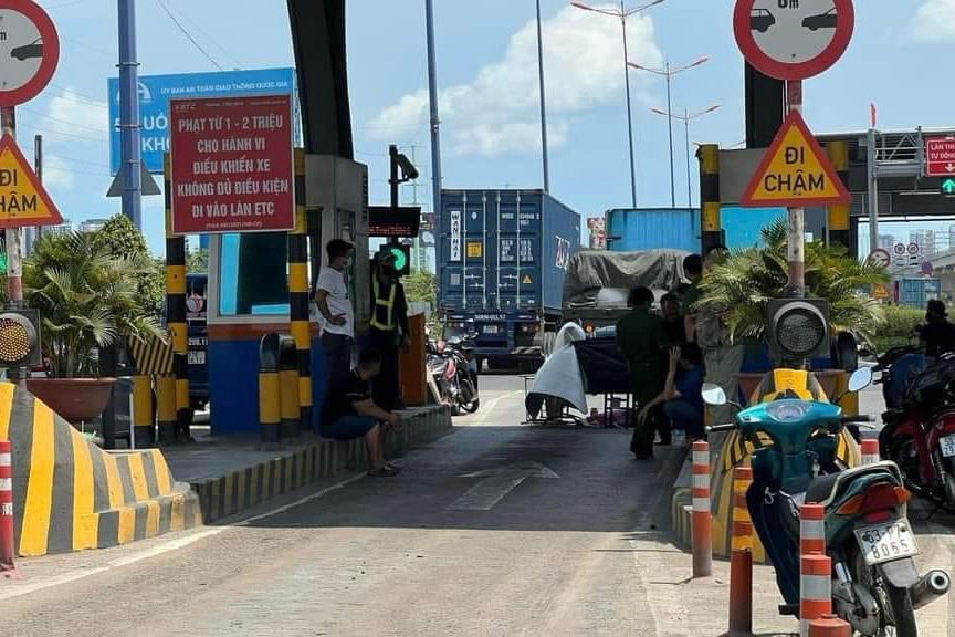 Nh&acirc;n vi&ecirc;n trạm thu ph&iacute; bị xe container c&aacute;n tử vong- Ảnh 1.