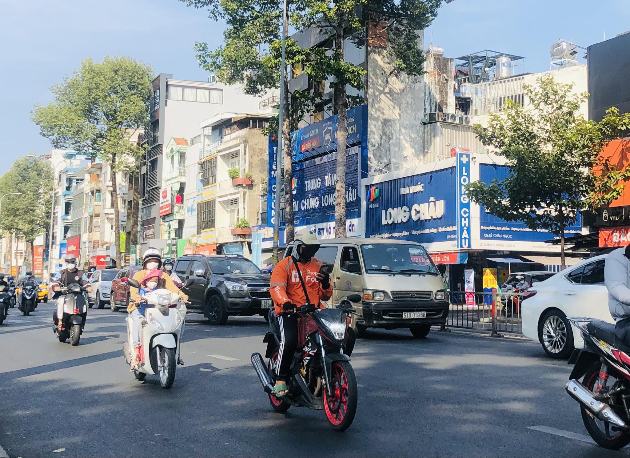 TP.HCM: 4 th&aacute;ng đầu năm xử phạt hơn 20 ngh&igrave;n trường hợp chở h&agrave;ng cồng kềnh, đi ngược chiều- Ảnh 1.