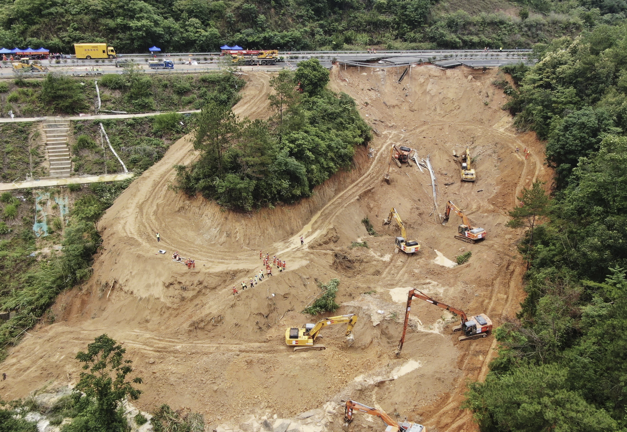 Thủ tướng thăm hỏi Trung Quốc về vụ sạt lở cao tốc l&agrave;m 48 người thiệt mạng - Ảnh 1.