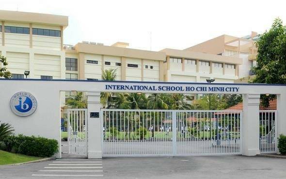 Phụ huynh giận run người v&igrave; trường ph&aacute;t s&aacute;ch c&oacute; nội dung nhạy cảm cho học sinh