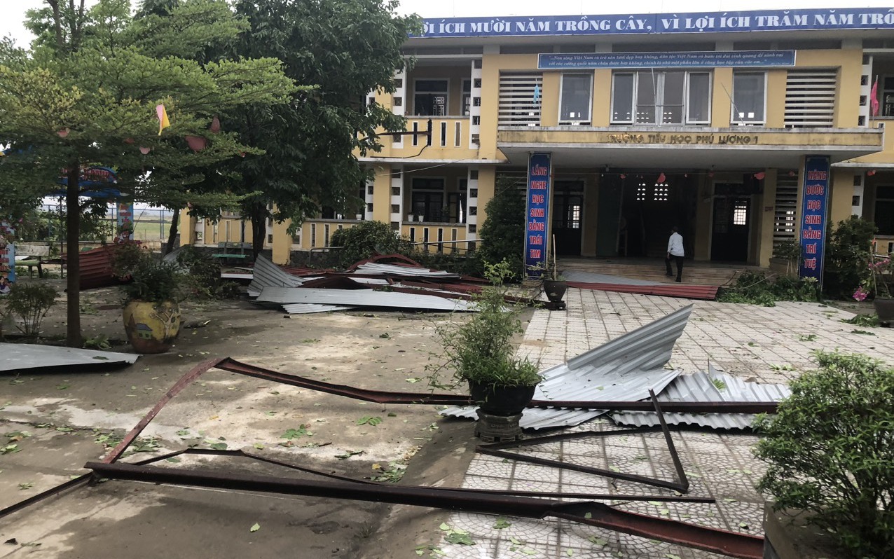 Trường tiểu học ở Thừa Thi&ecirc;n Huế bị lốc lớn thổi bay m&aacute;i