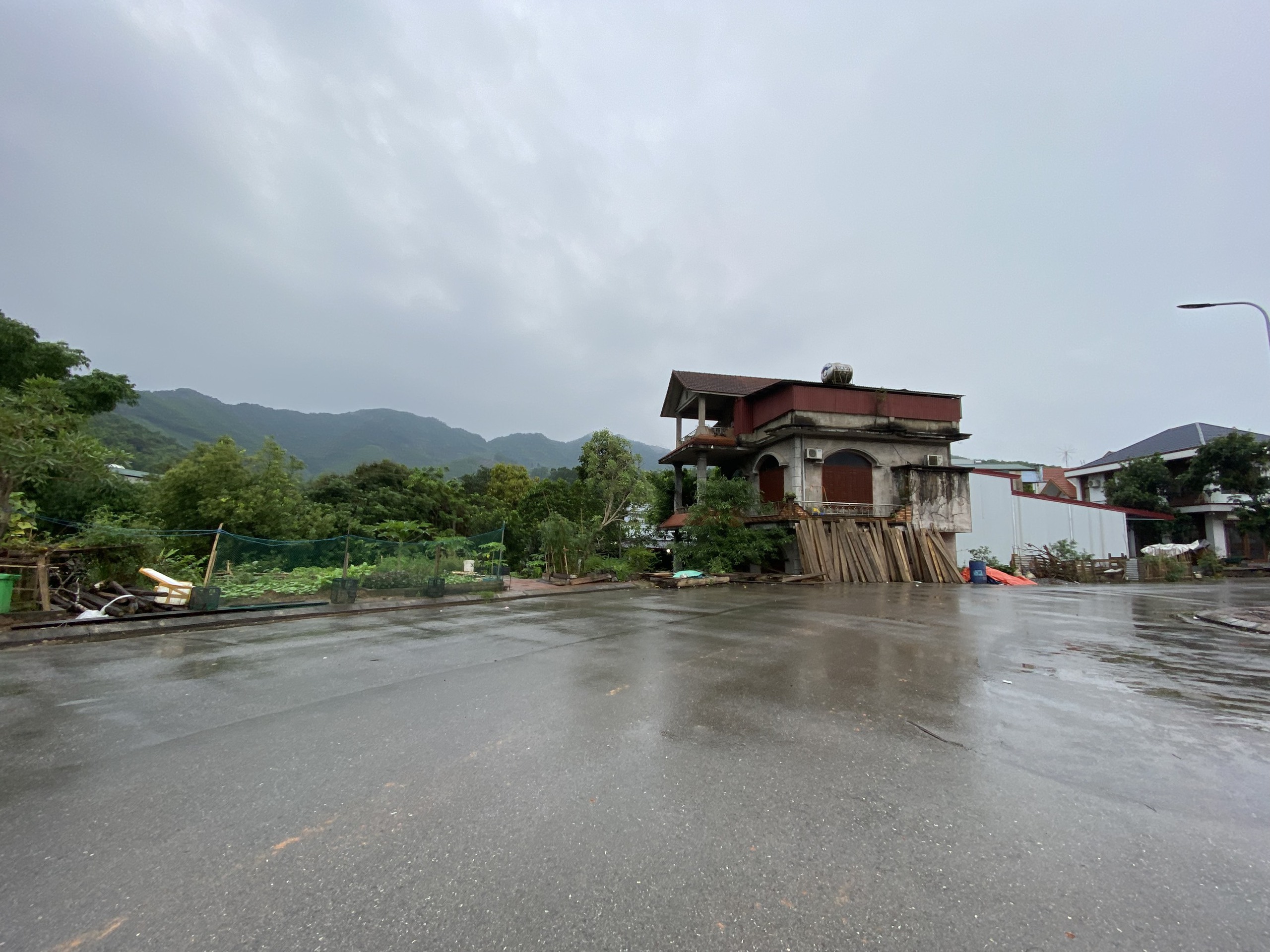 Quảng Ninh: Thiếu đường trục ch&iacute;nh, chợ triệu đ&ocirc; ế ẩm- Ảnh 6.