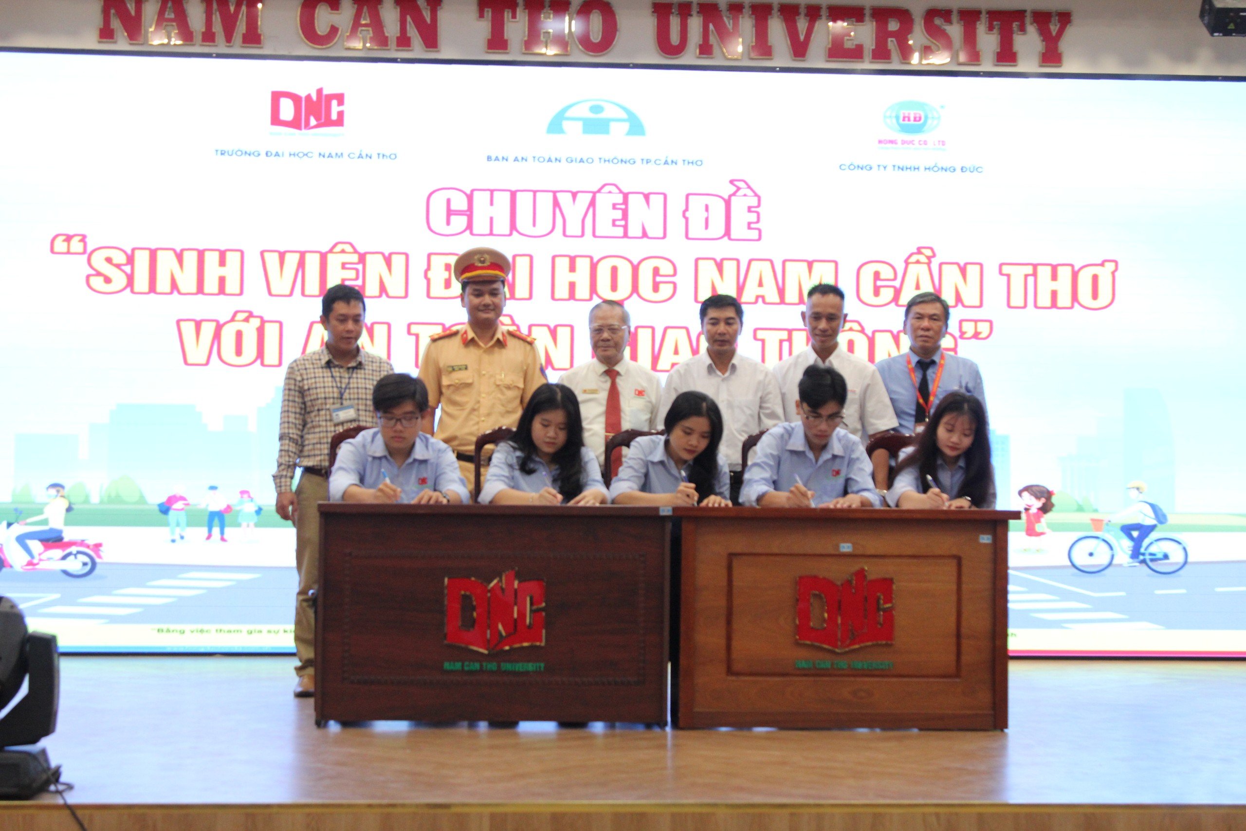 Phổ biến kiến thức sơ cấp cứu người bị TNGT đến hàng trăm sinh viên ở Cần Thơ- Ảnh 2. Phổ biến kiến thức sơ cấp cứu người bị TNGT đến hàng trăm sinh viên ở Cần Thơ- Ảnh 2.