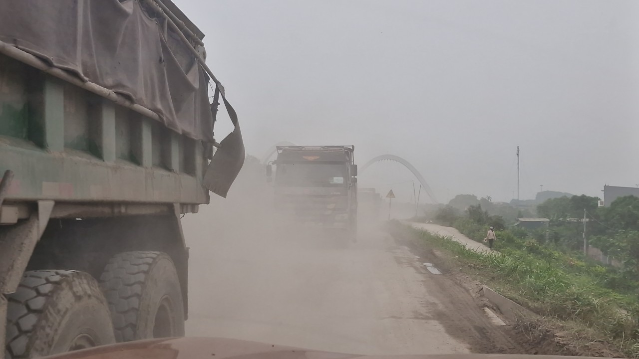 Xe tải chở c&aacute;t san lấp khu c&ocirc;ng nghiệp g&acirc;y &ocirc; nhiễm m&ocirc;i trường, mất ATGT tại Bắc Ninh- Ảnh 1.