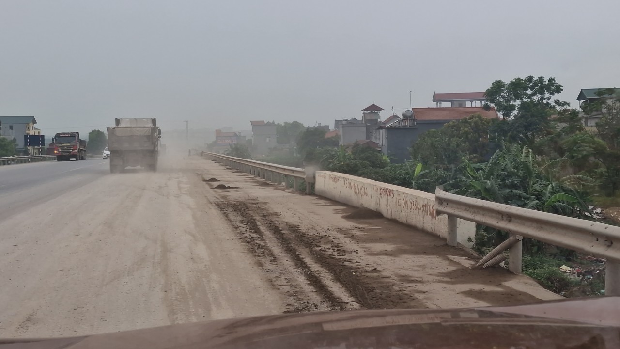 Xe tải chở c&aacute;t san lấp khu c&ocirc;ng nghiệp g&acirc;y &ocirc; nhiễm m&ocirc;i trường, mất ATGT tại Bắc Ninh- Ảnh 3.